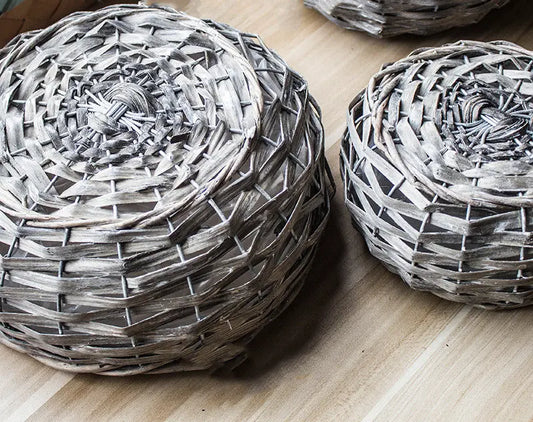 Kunsthandwerklicher Blumenkorb aus Weidengeflecht und Rattan