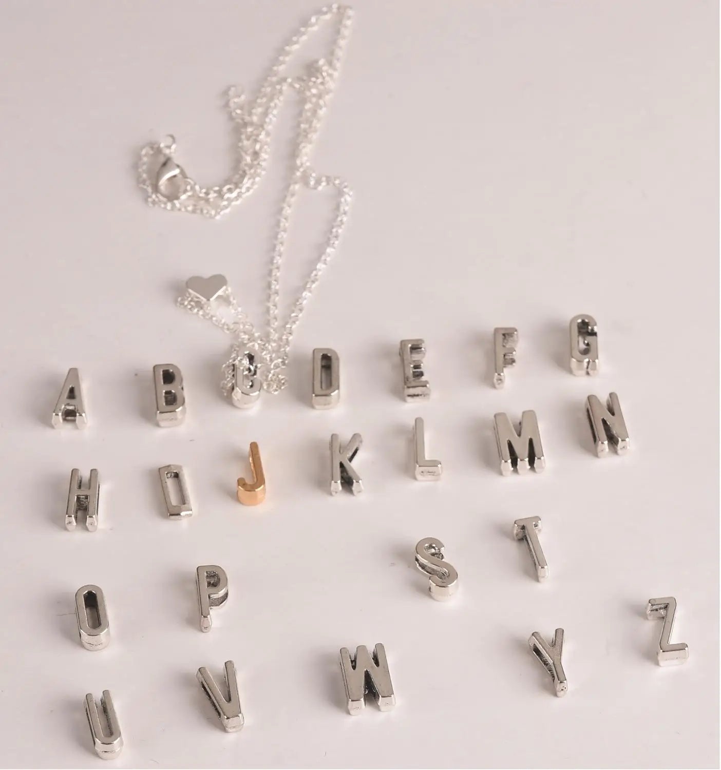 Kleine Halskette mit Herz-Anfangsbuchstaben – zierliche Halskette mit Buchstabenanhänger aus Gold oder Silber für Frauen