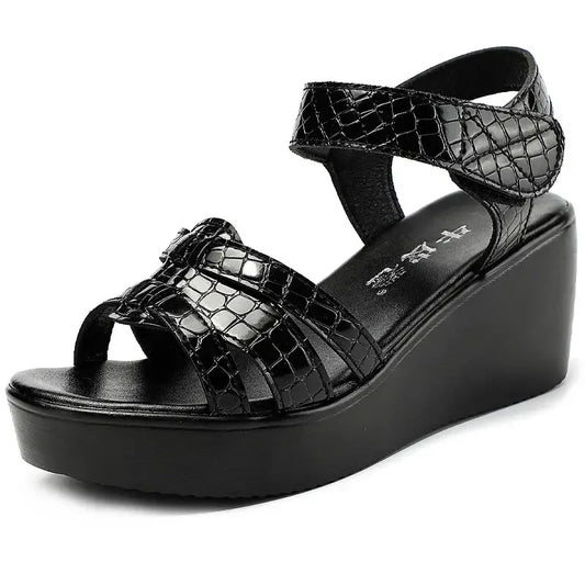 Goldfarbene High Heels mit dicker Sohle