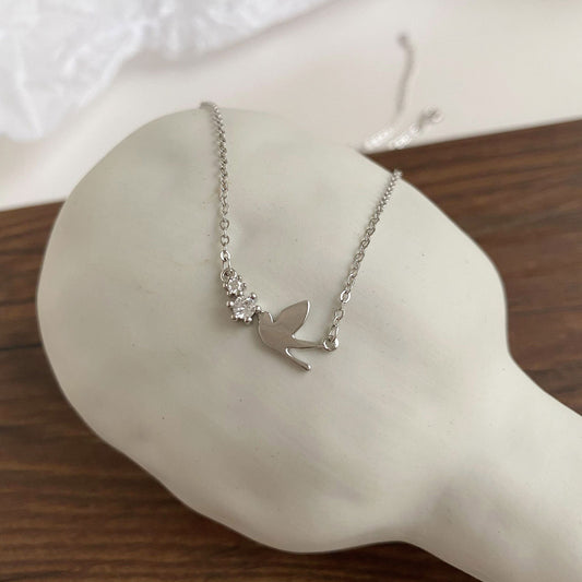 Collier de clavicule en argent avec hirondelle mignonne