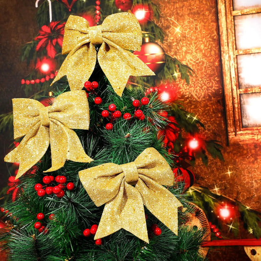 Goldene/silbrige glitzernde Sterne als Weihnachtsbaumdekoration