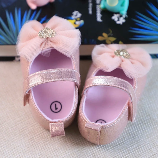 Das erste Paar Kleinkinderschuhe für Babys