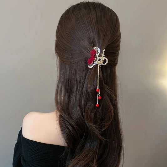 Pince à cheveux avec pompon et perles en strass