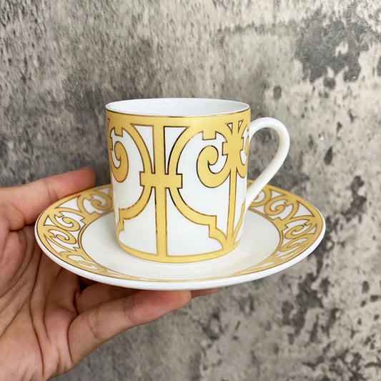 Weißes Espressotassen- und Untertassen-Set