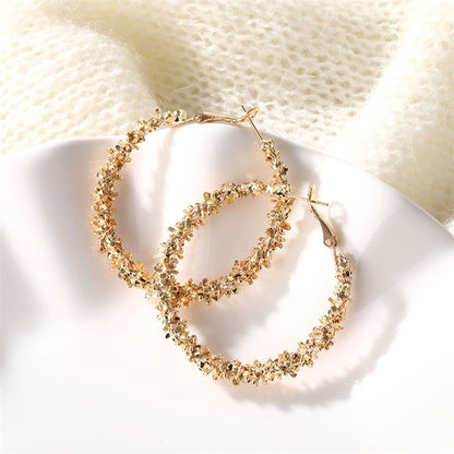 Goldfarbenes Set mit runden Perlenohrringen für Damen