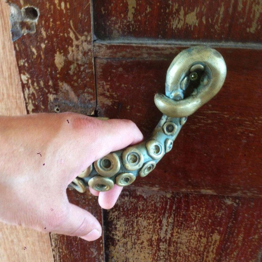 Bouton de porte antique en forme de poulpe