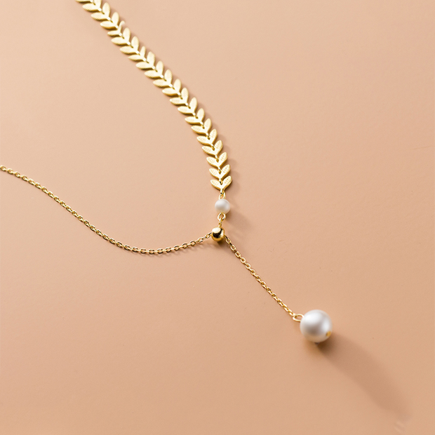 Elegant Leaf Pearl Pendant Necklace
