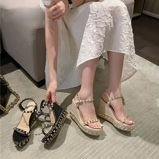 Nieten-Glam-Sandalen mit Knöchelriemen