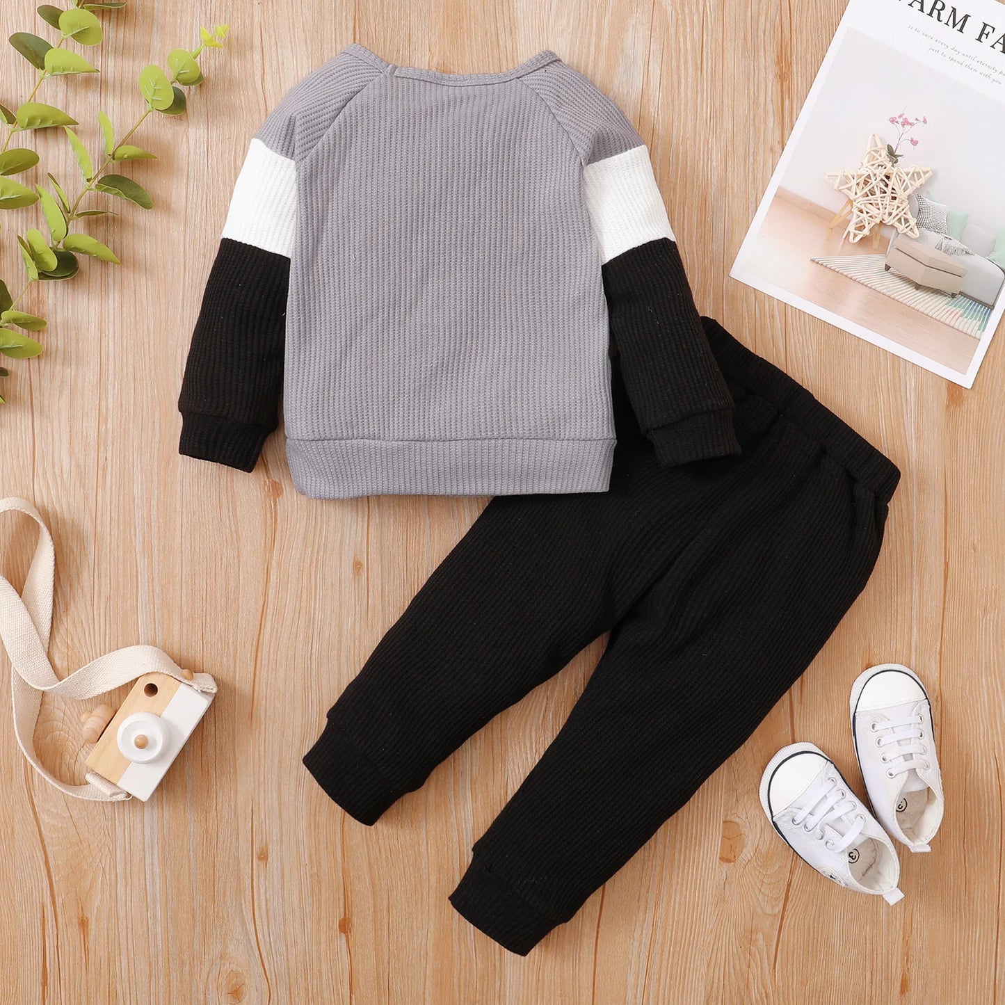 Gemütliche gestrickte Waffel-Buchstaben-Babykleidung für Jungen