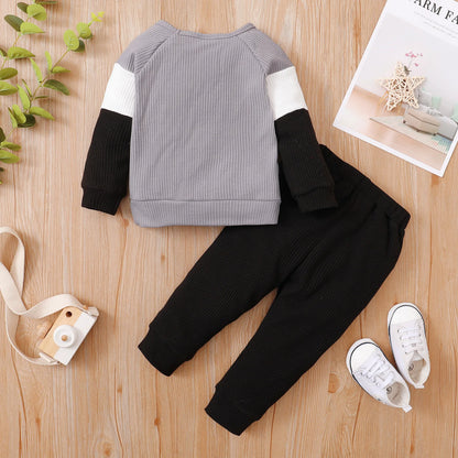 Gemütliche gestrickte Waffel-Buchstaben-Babykleidung für Jungen