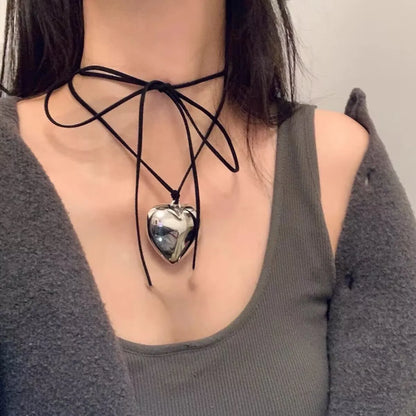 Collier avec pendentif en forme de grand cœur style punk gothique en velours noir