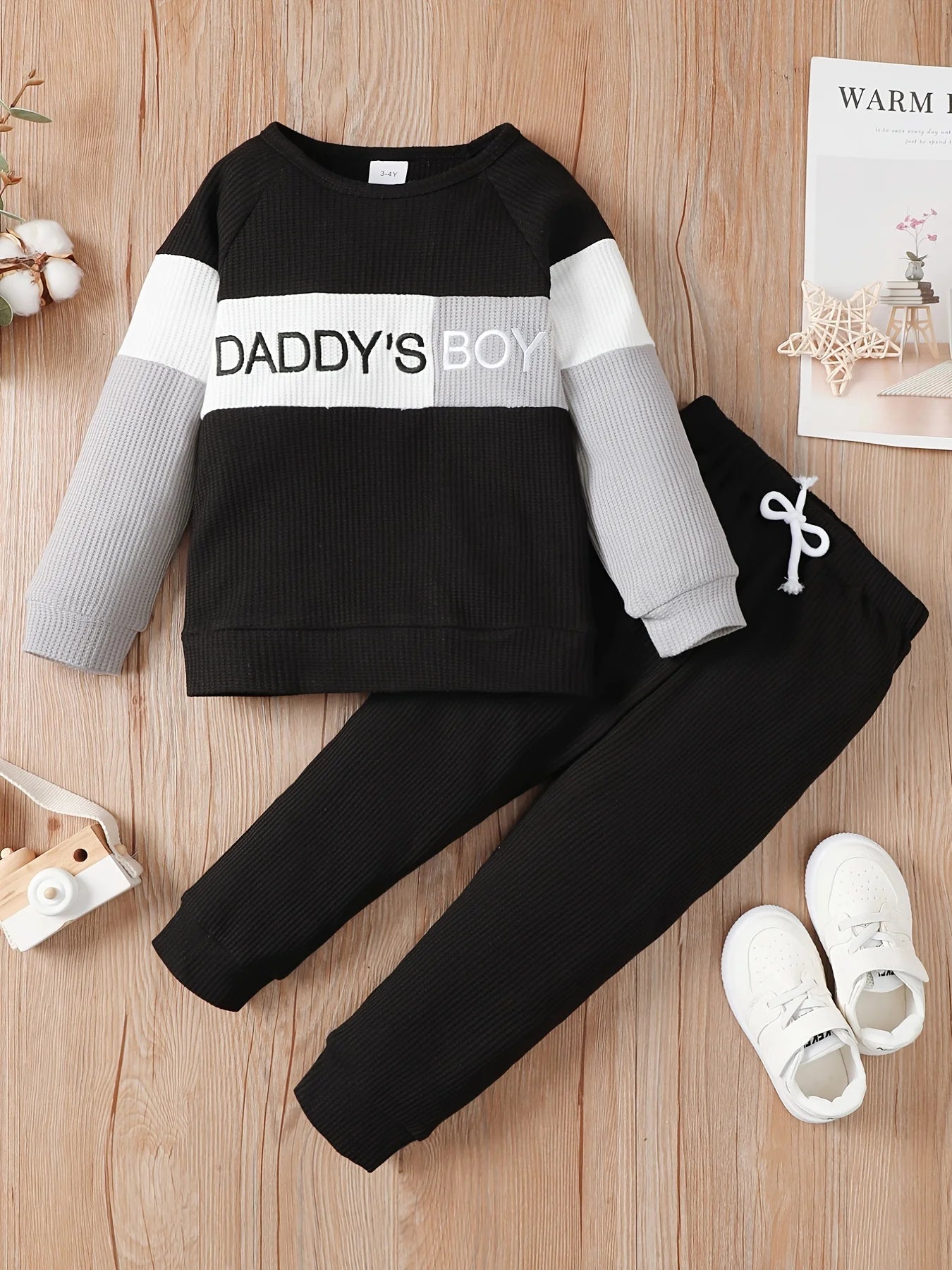 Gemütliche gestrickte Waffel-Buchstaben-Babykleidung für Jungen