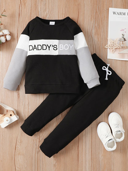 Gemütliche gestrickte Waffel-Buchstaben-Babykleidung für Jungen