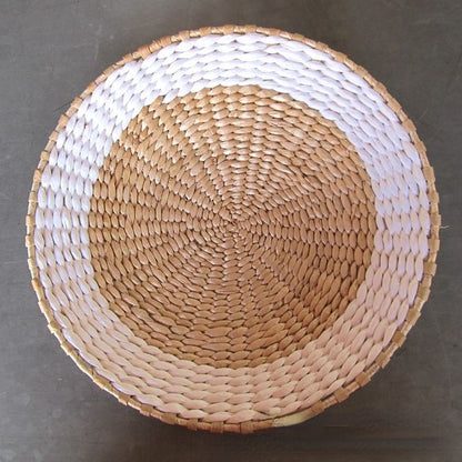 Assiette élégante en paille tissée en rotin pour une décoration d'intérieur élégante.