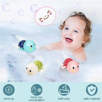 Baby-Badespielzeug, das eine niedliche Schwimmschildkröte badet