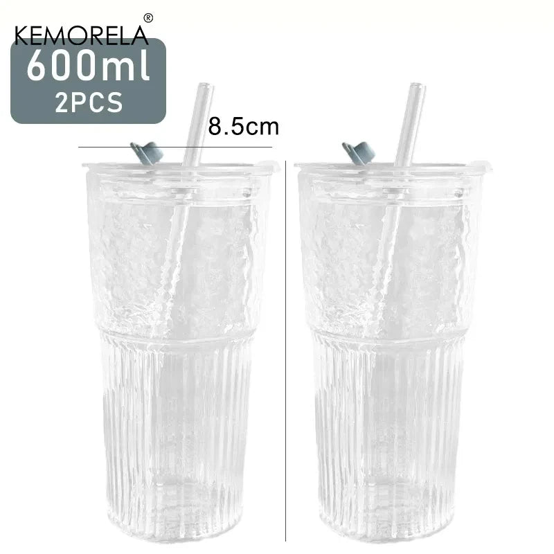 Verres transparents avec couvercle et paille