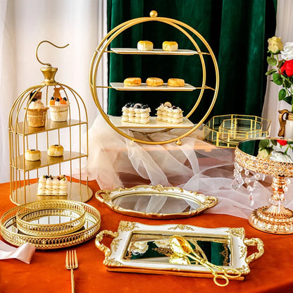 Kunsthandwerklicher goldener Hochzeitstortenständer