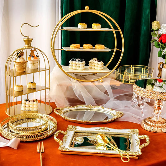 Kunsthandwerklicher goldener Hochzeitstortenständer