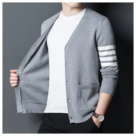 Stilvolle schwarze Strickjacke