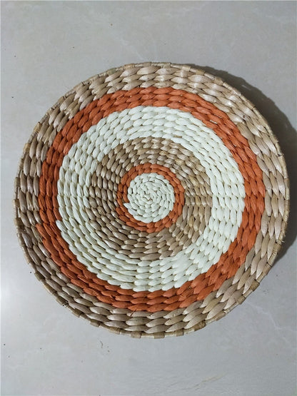 Assiette élégante en paille tissée en rotin pour une décoration d'intérieur élégante.