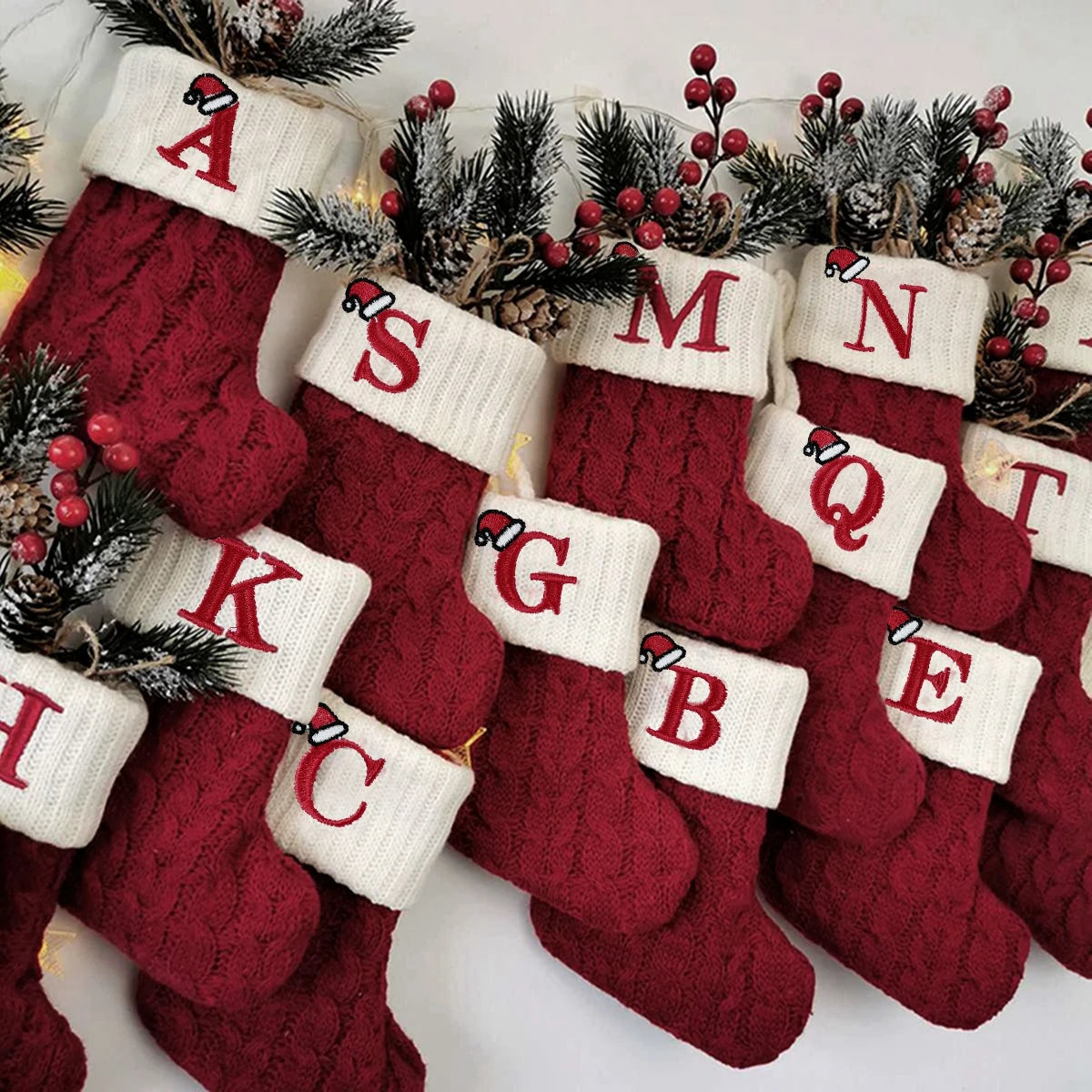 Gestrickte Weihnachtsstrümpfe mit Alphabet