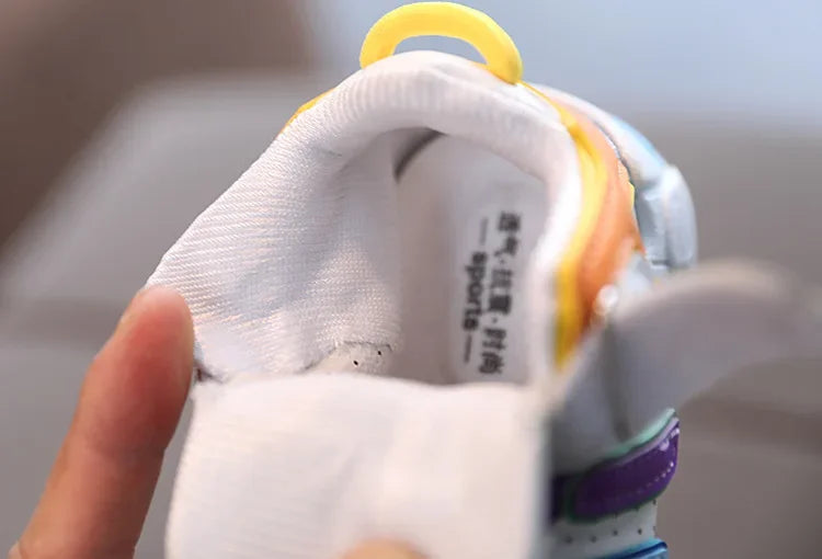 Atmungsaktive Sportschuhe für Babys