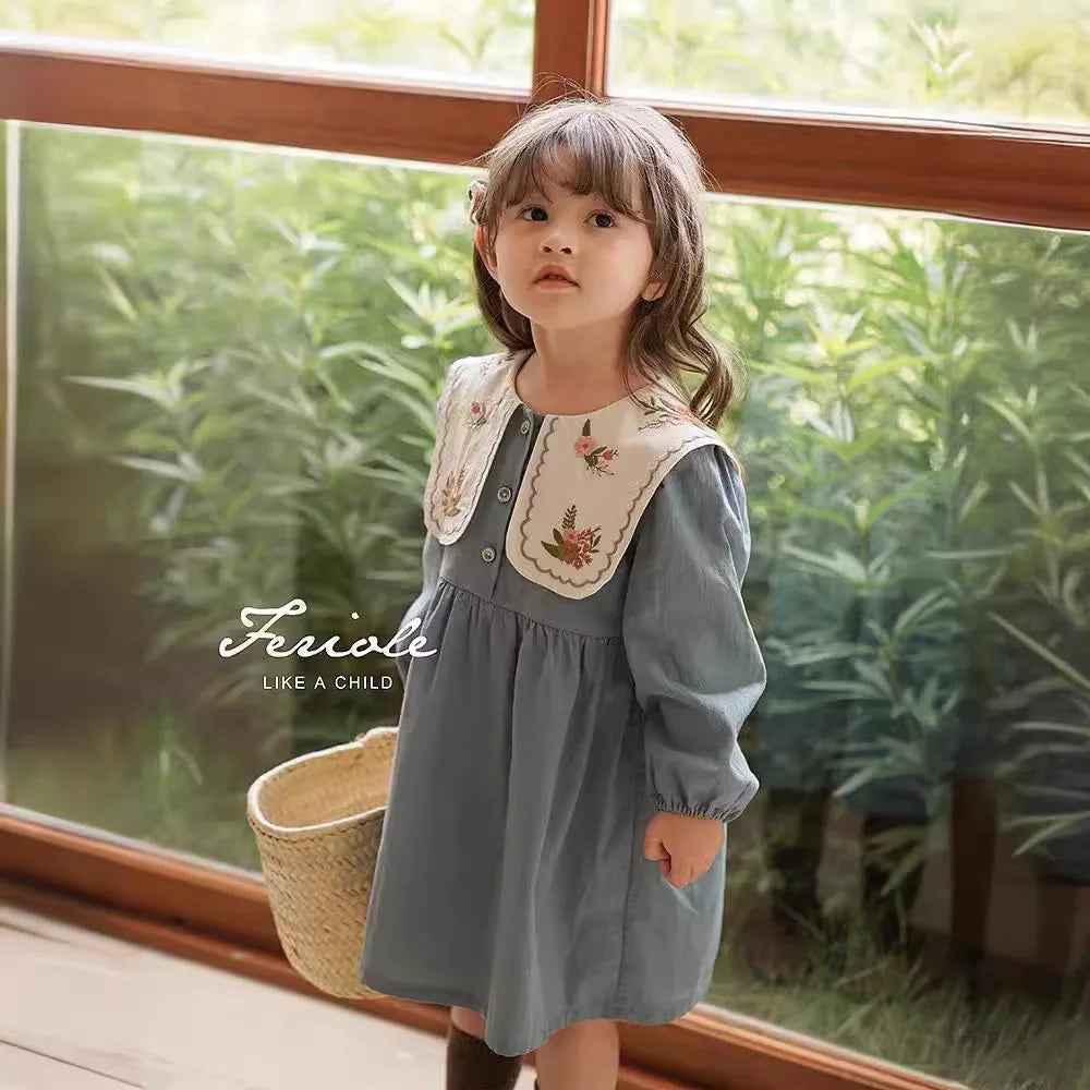 Robe à manches longues et revers brodés pour bébé fille