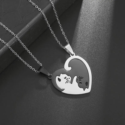 Collier pour couple avec motif de chat qui s'embrasse