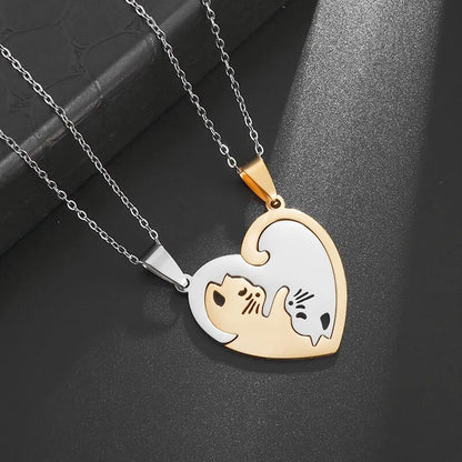 Collier pour couple avec motif de chat qui s'embrasse