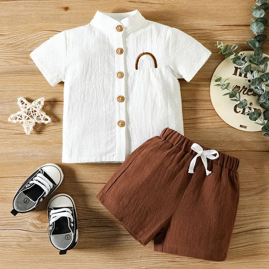 Baby-Jungen-Oberteil aus Baumwolle mit Stickerei und brauner Hose mit Kordelzug