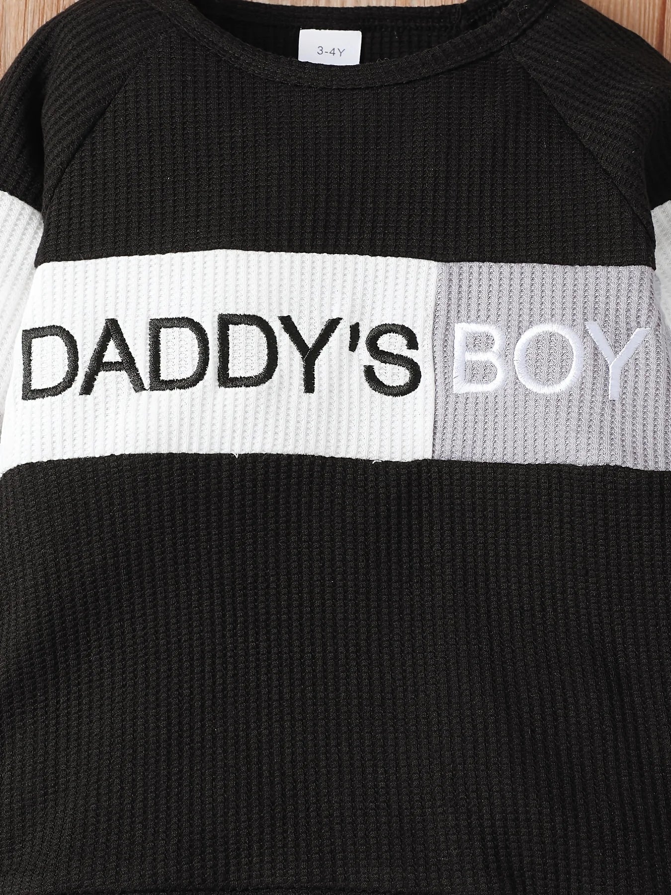 Gemütliche gestrickte Waffel-Buchstaben-Babykleidung für Jungen