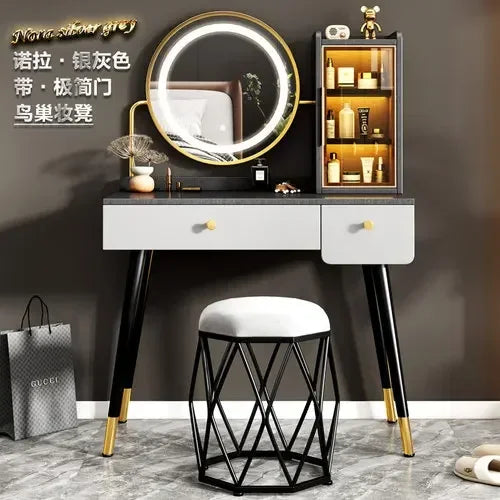 Nordischer Schminktisch fürs Schlafzimmer mit Dimmspiegel