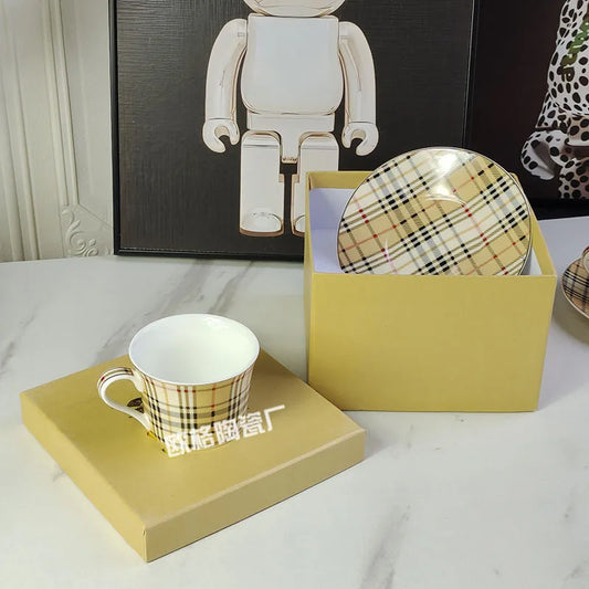 Geschenkset mit Kaffeetassen und Untertassen aus Knochen