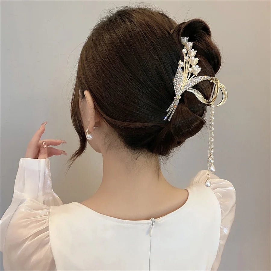 Modische Haarspange mit Strass und Perlen