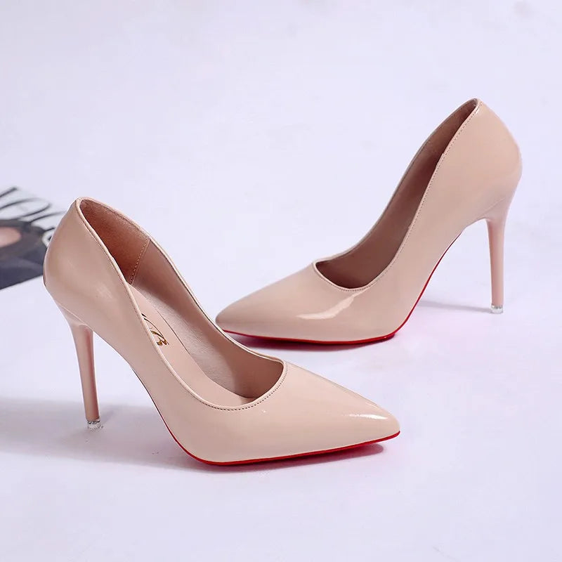 Damen-Schuhe mit rotem Boden, spitzer Zehenpartie und hohem Absatz