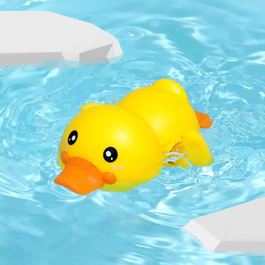 Baby-Badespielzeug, das eine niedliche Schwimmschildkröte badet