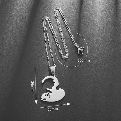 Collier pour couple avec motif de chat qui s'embrasse