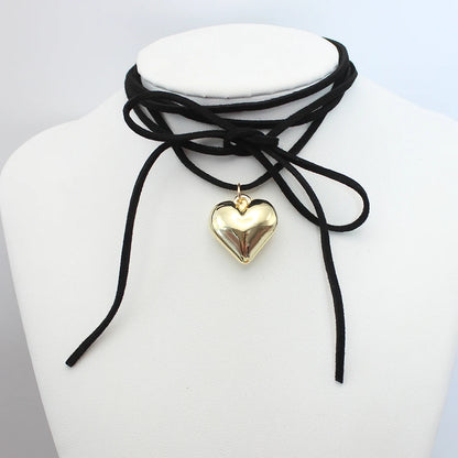 Collier avec pendentif en forme de grand cœur style punk gothique en velours noir