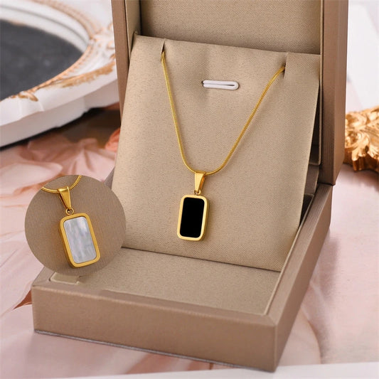 Collier carré en époxy noir