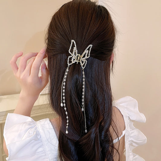 Pince à cheveux chic avec pompon et perles papillon