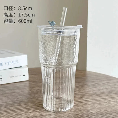 Verres transparents avec couvercle et paille