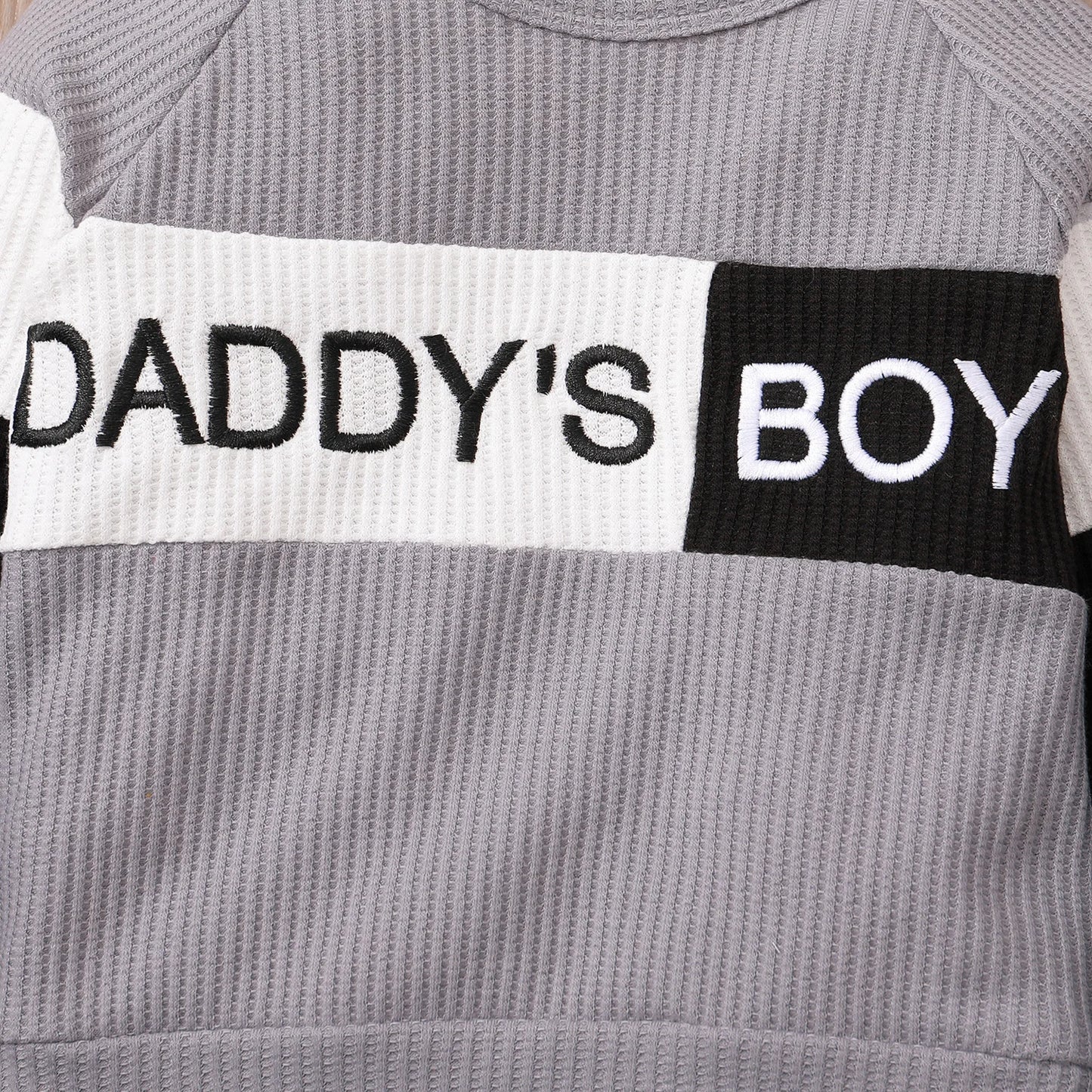 Gemütliche gestrickte Waffel-Buchstaben-Babykleidung für Jungen