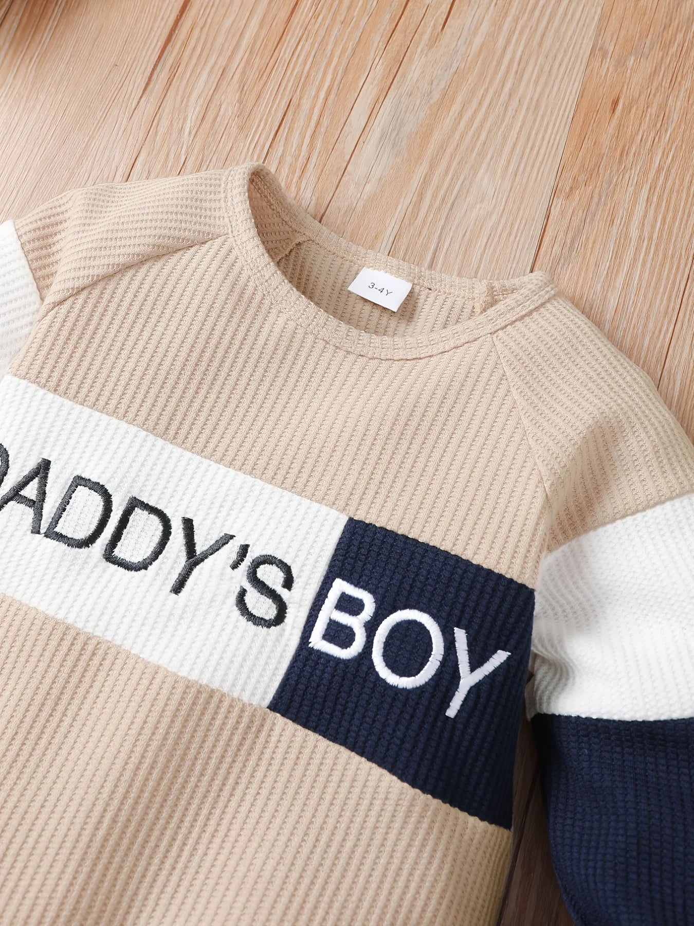 Gemütliche gestrickte Waffel-Buchstaben-Babykleidung für Jungen