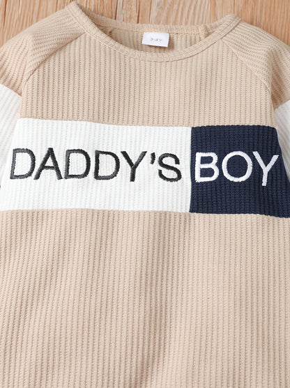 Gemütliche gestrickte Waffel-Buchstaben-Babykleidung für Jungen