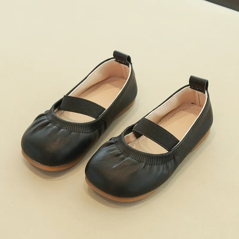 Bequeme flache Lederschuhe für Mädchen
