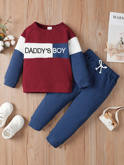 Gemütliche gestrickte Waffel-Buchstaben-Babykleidung für Jungen