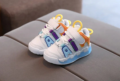 Atmungsaktive Sportschuhe für Babys