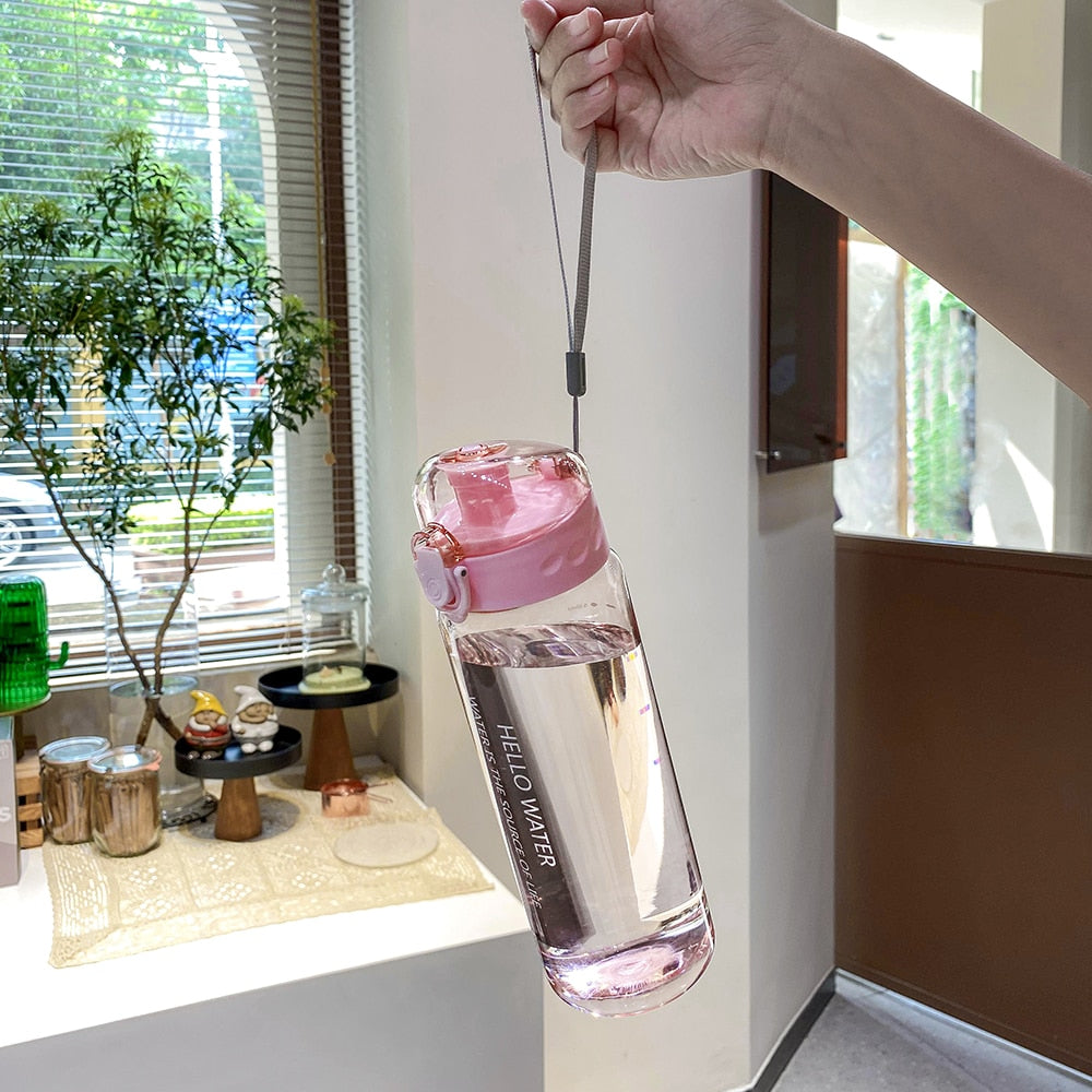 Tragbare 780-ml-Wasserflasche aus Kunststoff – ideal für Tee