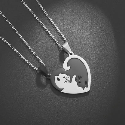 Collier pour couple avec motif de chat qui s'embrasse