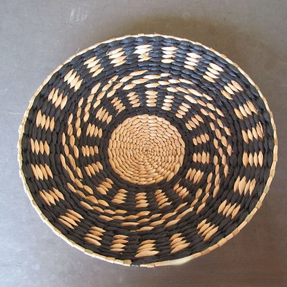 Assiette élégante en paille tissée en rotin pour une décoration d'intérieur élégante.